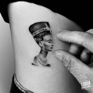 tatuaje_brazo_nefertiti_logiabarcelona_kata